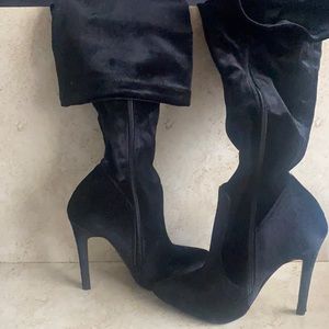 Black high knees velvet boots